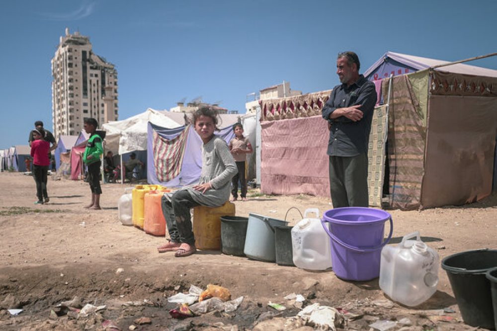 Palestine, Gaza City, 6 May 2025

In the photo: displaced Palestinians line up and wait to fill their containers with water in Gaza City