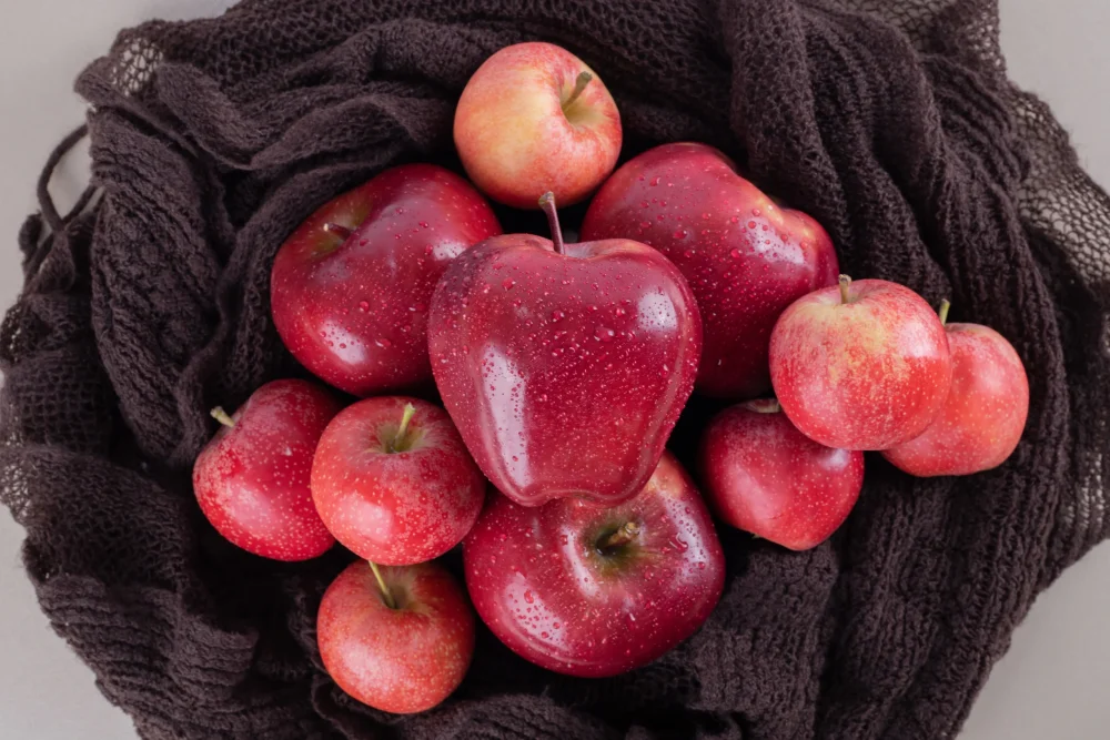 four-red-apple-brown-cloth